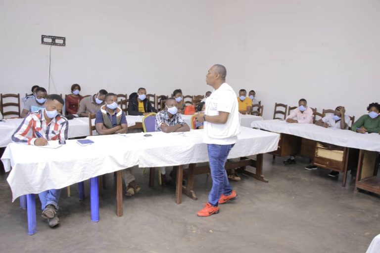 LA FORMATION DE 87 JEUNES ET 25 AGENTS RECENSEUR DE LA VILLE DE BUTEMBO SUR LES PRATIQUES FAMILIALES ESSENTIELLES ET LES MESURES BARRIERES